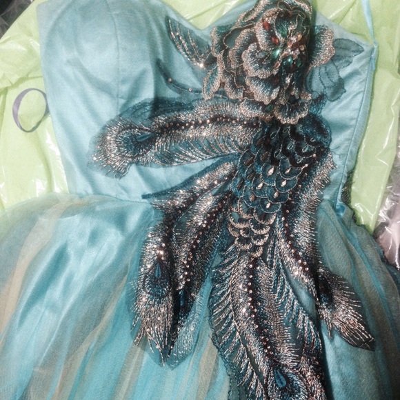 Strapless peacock dress - Picture 3 of 4